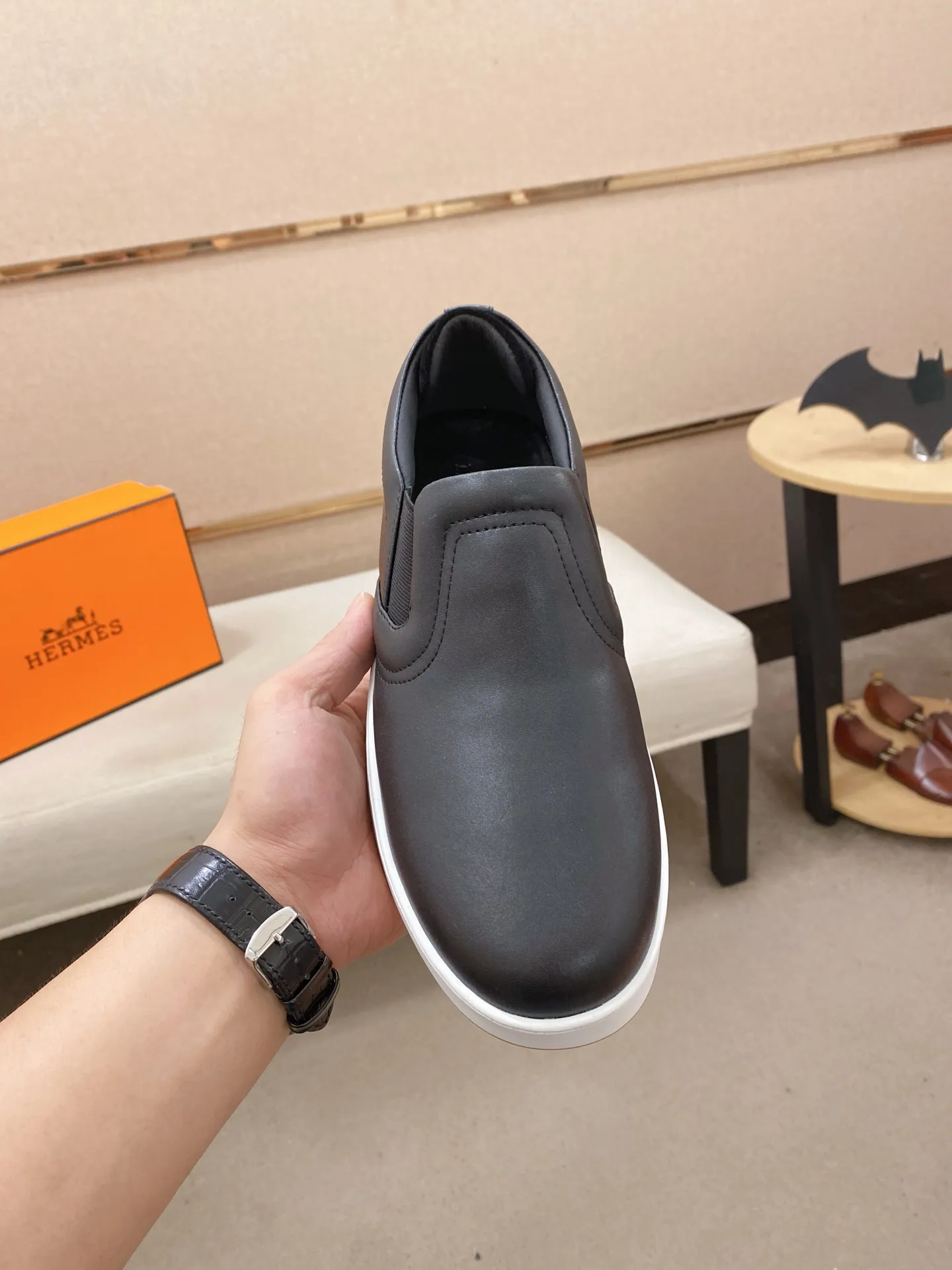 Men's clothing and shoes💰: 442💰《HERMES》【Classic original single version】Hermès; top 🔝purchase agent🔍🔍men's latest 🇺🇸 counter sales simultaneously, imported from Italy original ▲▲cowhide ▲▲ (high-end, nobility, class) ) Exquisite workmanship (Italian 🇮🇹 imported water-dyed 🐂 cowhide lining) sole: original sole provided by the original factory, ⚠️exclusive double-layer activity·TPR·rubber·combined molded outsole; super comfortable·wear-resistant·non-slip·environmental protection The real thing is more beautiful if you take the real thing (high quality, follow the order). You can enter and exit the counter at will * Number of yards: 38-44 (45 can be customized and cannot be returned or exchanged)